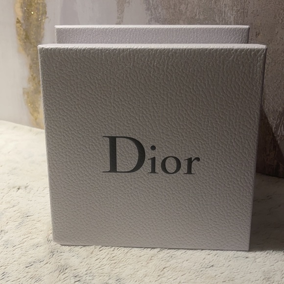New Beautiful set of 2 white DIOR boxes ๐ฆ ๐๐ - Picture 4 of 6